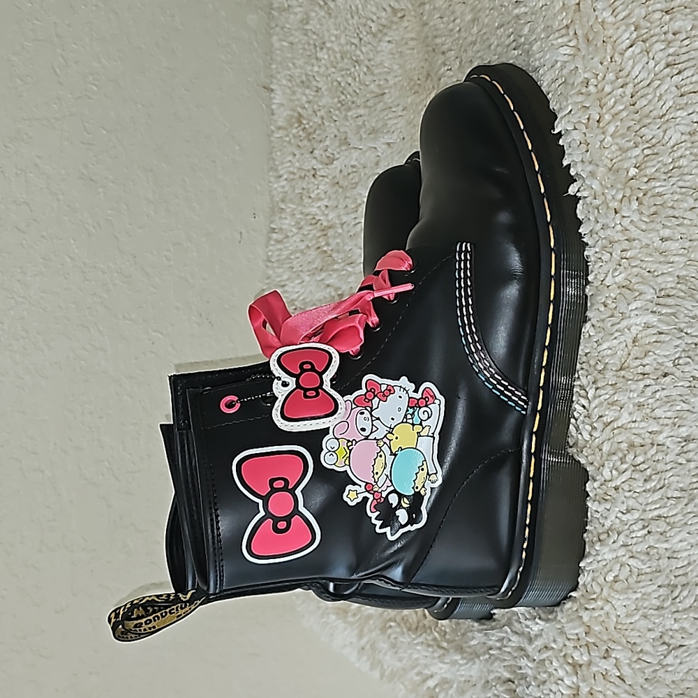 Dr. Martens X Hello Kitty & Friends Boots - Picture 3 of 16